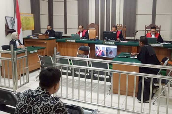DIHUKUM: Kades Semirejo, Triyono menjalani sidang online PN Tipikor Semarang, Senin (18/9).
