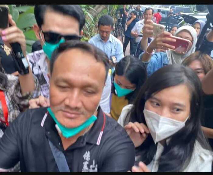 selebgram Virly Virginia memenuhi panggilan Subdit Siber Direktorat Reserse Kriminal Khusus (Ditreskrimsus) Polda Metro Jaya.