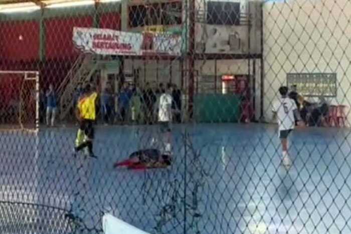 Tangkapan layar video atlet futsal Kabupaten Blitar ditendang saat selebrasi sujud syukur.