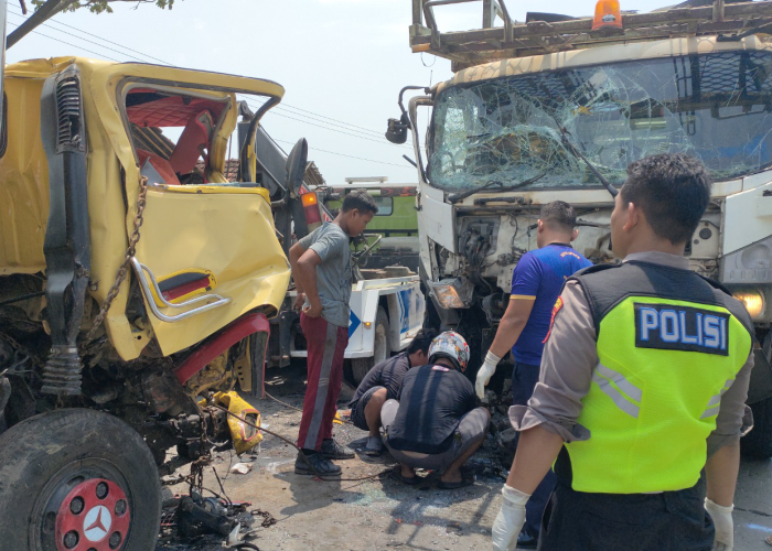 EVAKUASI: Petugas Satlantas Polres Rembang melakukan proses evakuasi korban sekaligus truk trailer dan dump di jalur pantura Dresi, Kaliori pada Senin (18/9).