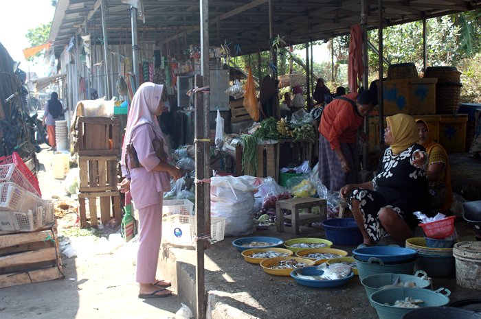 AKTIF BEROPERASI: Warga sekitar Desa Karangaji, Desa Tedunan, dan Kedungmalang biasa membeli ikan di pasar pinggiran sungai.