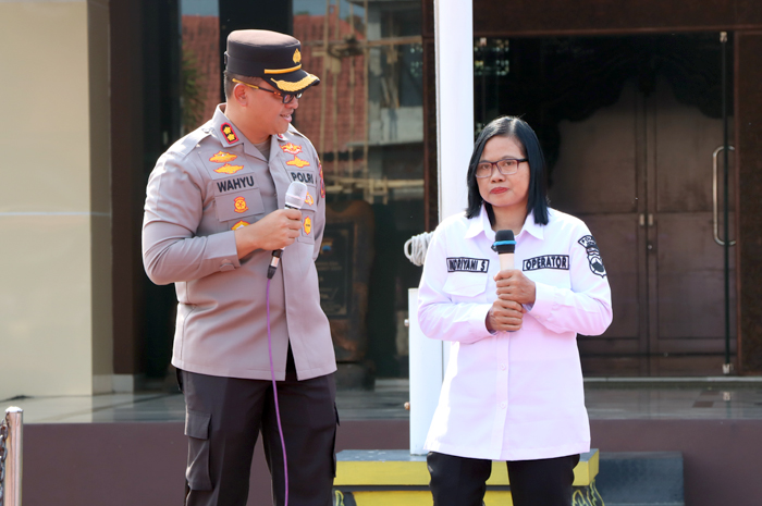BANGGA: Kapolres Jepara AKBP Wahyu Nugroho Setyawan berdialog dengan Indriyani Setyaningrum, penyandang disabilitas yang diberdayakan sebagai operator calla center 110 Polres Jepara.