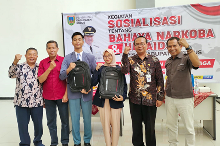 Perwakilan peserta beserta pemateri sosialisasi bahaya narkoba dan HIV/AIDS melakukan foto bersama di Gedung Jawa Pos Radar Kudus, Selasa (19/9).