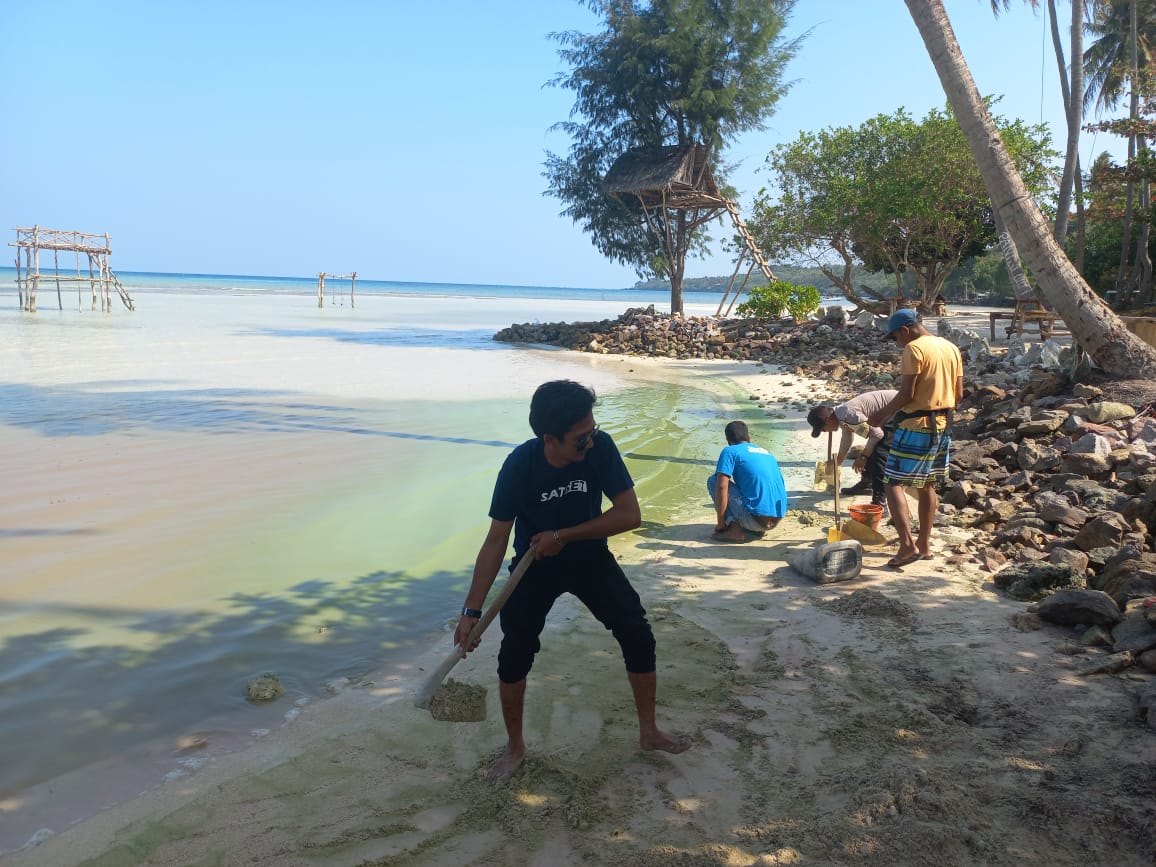 KERJA BAKTI: Warga Karimunjawa membersihkan limbah hijau yang muncul di spot favorit wisatawan pada Selasa (19/9).