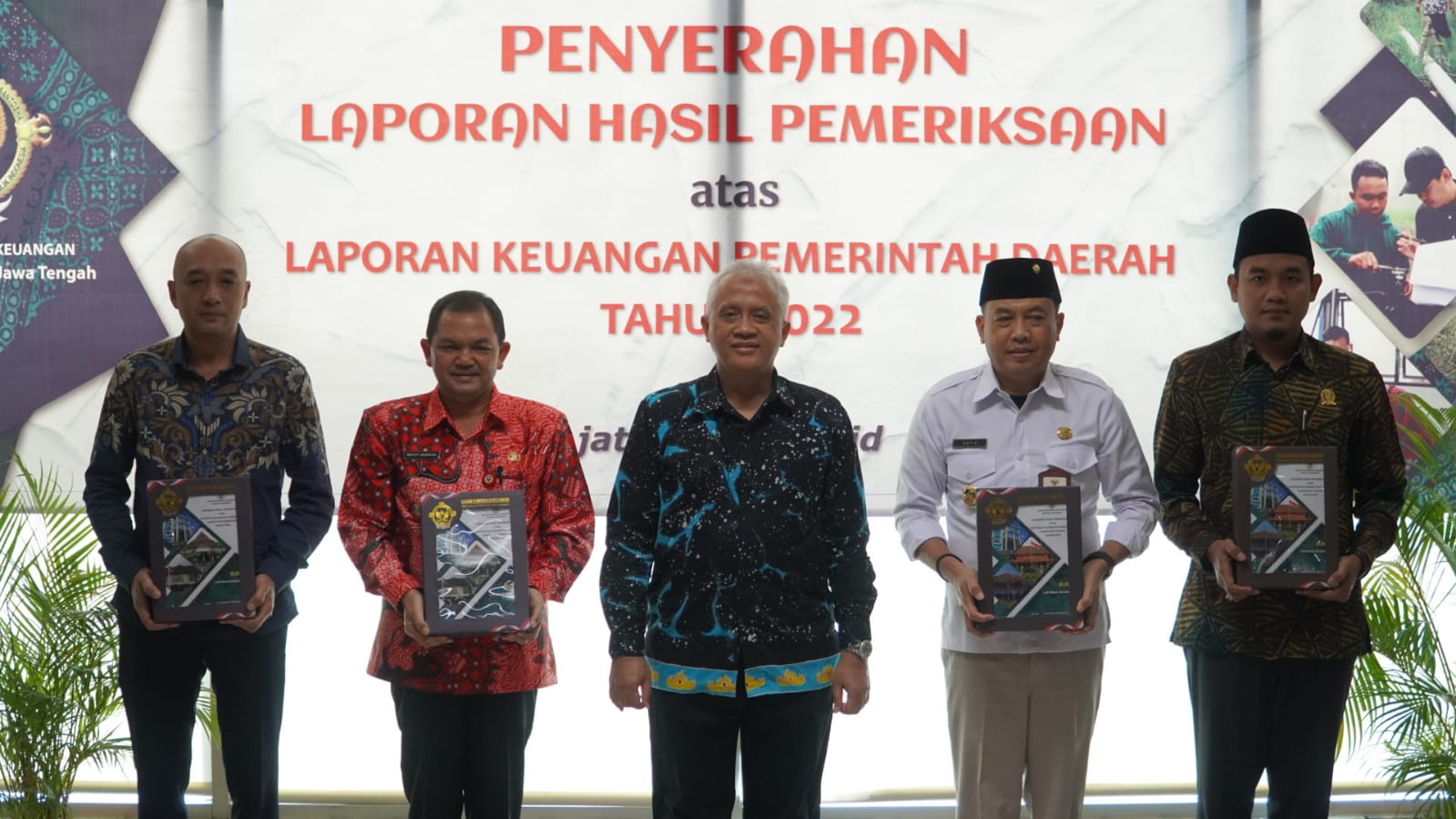TERBAIK: Pj Bupati Jepara Edy Supriyanta (dua dari kanan) didampingi Ketua DPRD Jepara Haizul Ma&rsquo;arif (kanan) saat menerima predikat WTP dari BPK RI beberapa waktu lalu.