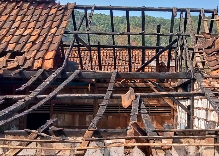 HANGUS: Bagian belakang (dapur) rumah milik Sukrin (63) warga Desa Pakis, Kecamatan Sale nyaris ludes terbakar pada Rabu (20/9) pagi.