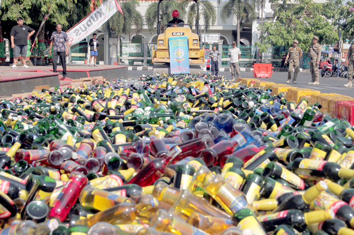 MERESAHKAN: Satpol PP Kudus memusnahkan 11.280 botol miras berbagai merek kemarin.