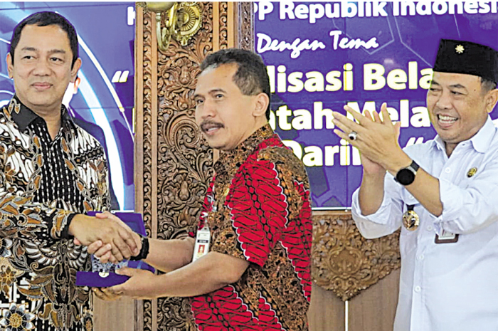 APRESIASI: Kepala LKPP Hendrar Pribadi memberi kenang-kenangan kepada Sekda Jepara Edy Sujatmiko saat berkunjung ke Jepara.