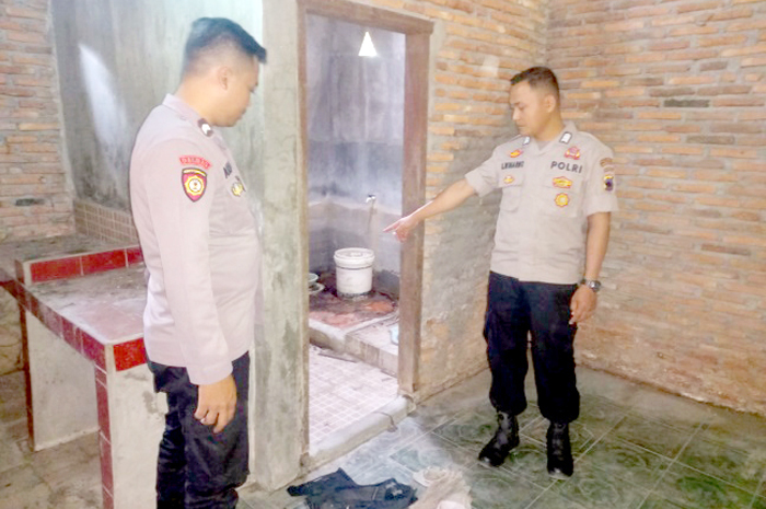 TUNJUKAN LOKASI: Anggota Polsek Karangrayung menunjuk lokasi tempat pencabulan di wilayah Kecamatan Karangrayun.