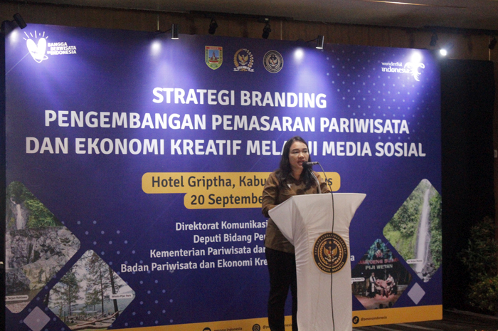 UPAYA BRANDING: Ketua Tim Kerja TU dan Bimtek Direktorat Komunikasi Pemasaran Kemenparekraf Alfarida Herlina saat memberikan sambutan kepada seluruh pelaku ekraf/wisata di Hotel Griptha, Rabu (20/9).