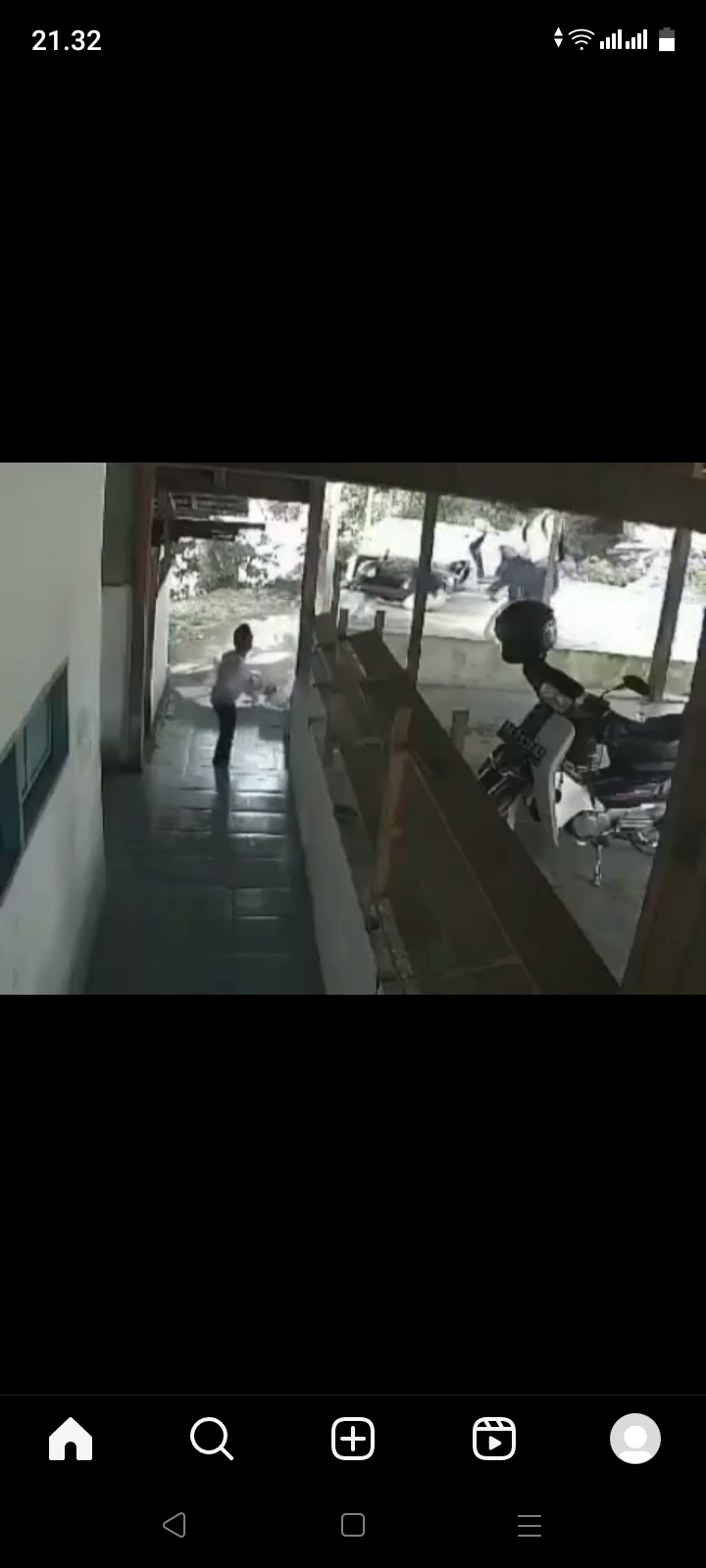Rekaman PADANG - Seorang bocah berusia 8 tahun tewas usai tertimpa dinding beton saat wudhu.  Kejadian tragis itu terekam CCTV terjadi di Masjid Raya Lubuk Minturun, Koto Tangah, Kota Padang, Sumatera