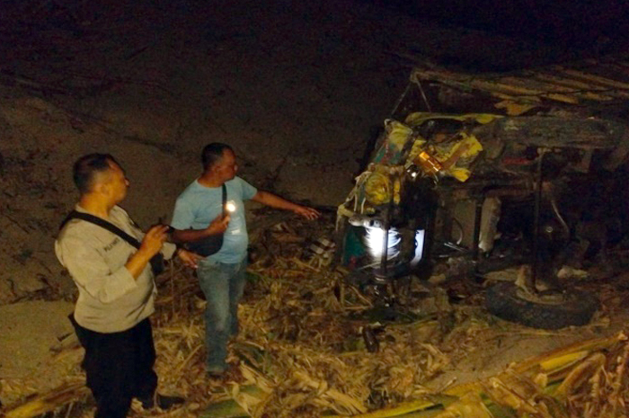 RUSAK: Kondisi truk penarik kayu hasil tebangan Perhutani KPH Gundih saat ringsek masuk jurang di Desa Kenteng Kecamatan Toroh.