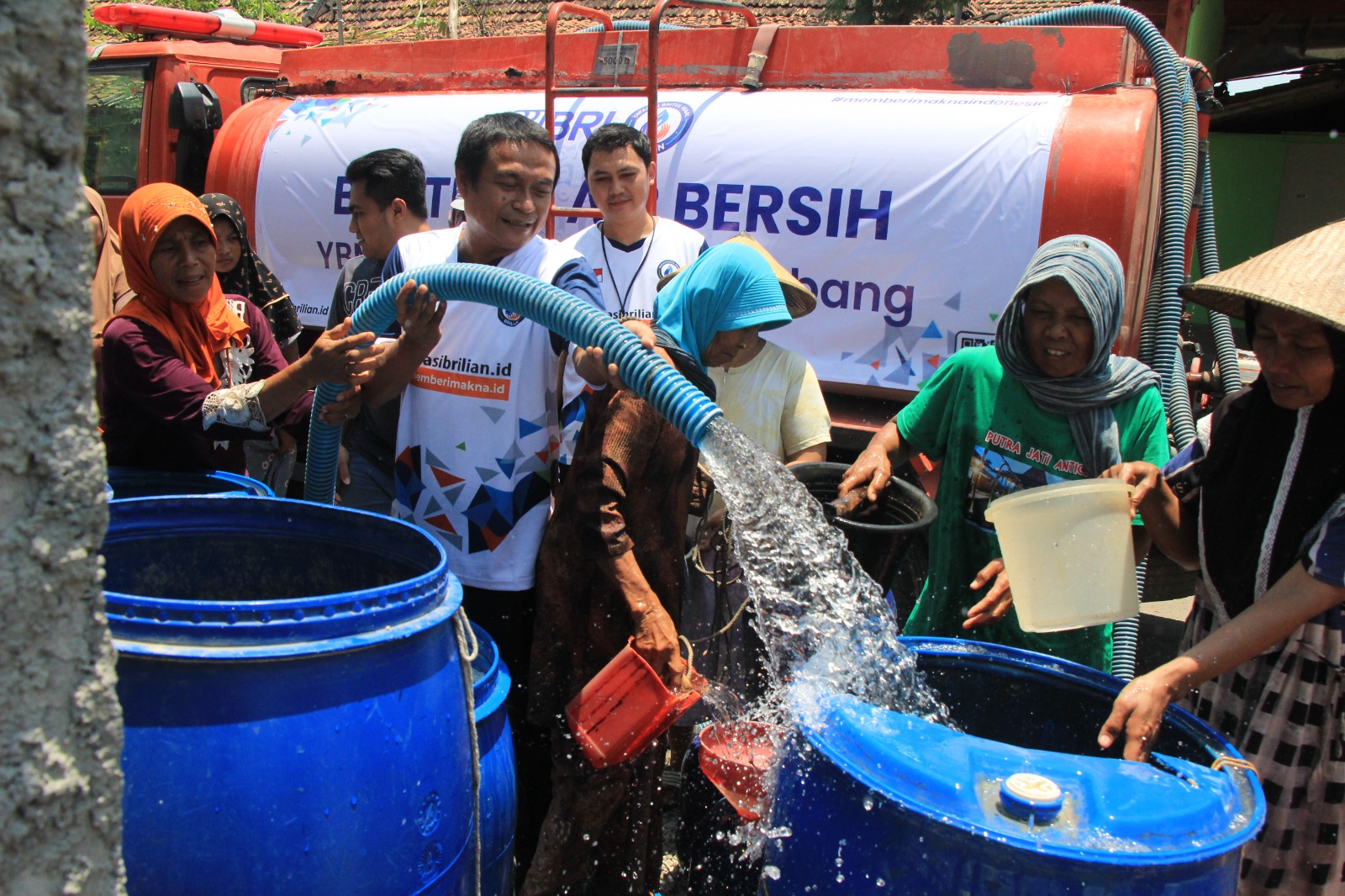 PEDULI KEMANUSIAAN: Ketua pengurus YBM BRILiant Cabang Rembang bersama BPBD dan Pemdes salurkan air bersih warga terdampak kekeringan  di sejumlah wilayah di Kabupaten Rembang pada Rabu (20/9).