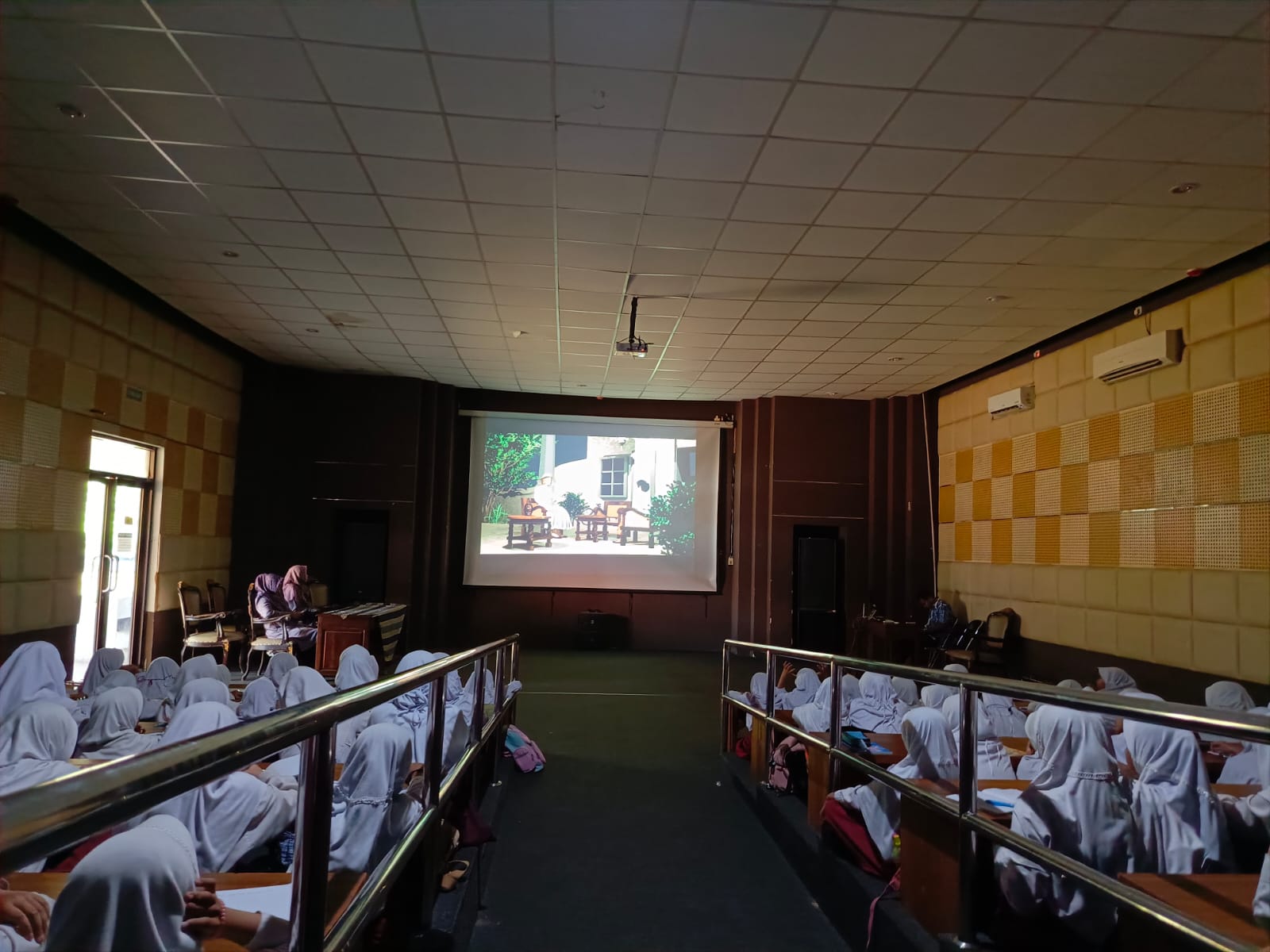 INOVASI: Pelajar sekolah di kabupaten Rembang berduyun-duyun melihat film animasi RA Kartini Rembang pada Selasa (19/9).
