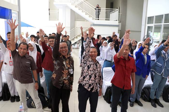 SELAMATKAN PEMUDA: Dari kiri, Direktur Radar Kudus Baehaqi, Kabid Kepemudaan Iswahyudi, Wakil Rektor 3 UMK Sugeng Slamet, dan KBO Satres Narkoba Polres Kudus Iptu Arwan meneriakkan yel yel Radar Kudus