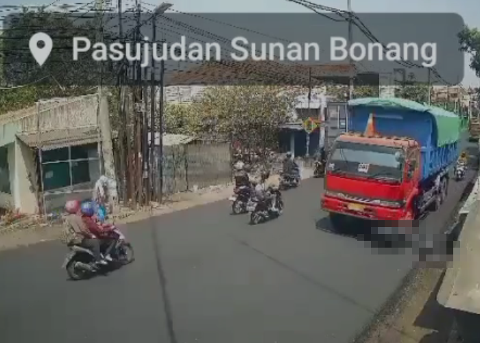 TANGKAPAN LAYAR:  Sebuah video yang dinarasikan terjadinya kecelakaan lalu lintas di Jalan Pantura Bonang-Lasem tepatnya di dekat Pasujudan Sunan Bonang viral baru-baru ini.