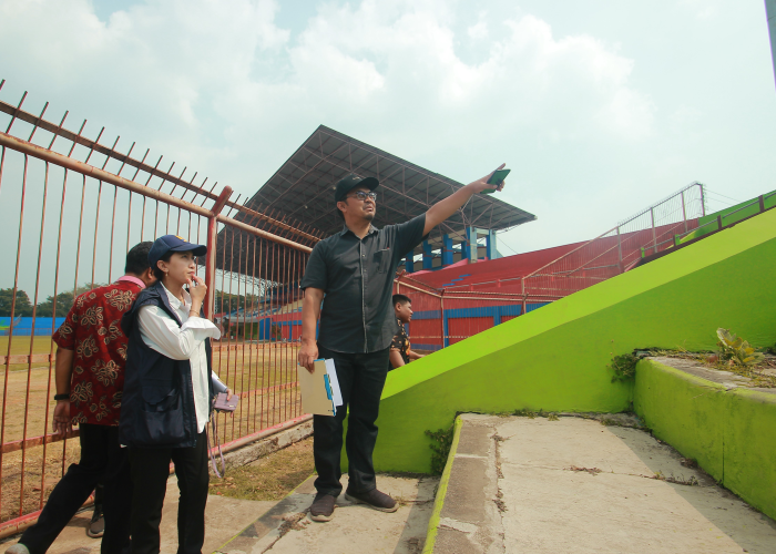 MENANTI RENOVASI: Tim survei dari Kementrian PUPR bersama tim perencanaan menyurvei Stadion Gelora Bumi Kartini Jepara bulan lalu.