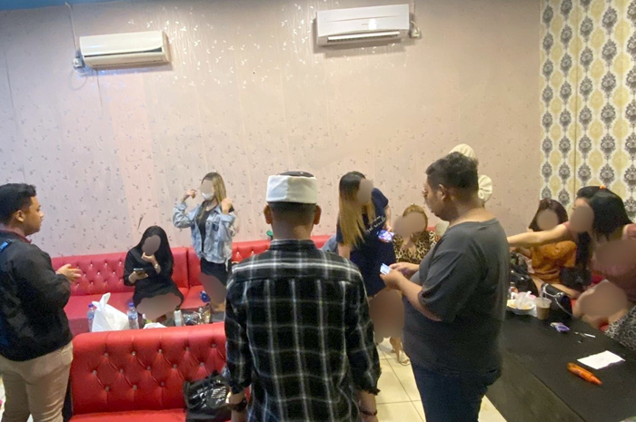 BANDEL: Polisi menggerebek lokasi karaoke Nevada yang berada di atas tanah bengkok Desa Ngembalrejo Selasa (19/9) malam.