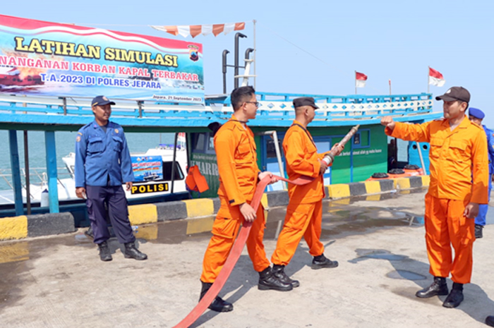 LATIHAN: Latihan dan simulasi diberikan polres Jepara kepada perwakilan nelayan, relawan, dan instansi terkait, Kamis (21/9).