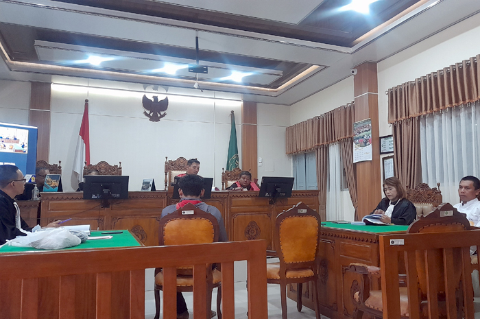 HADIR: Agenda sidang mendengarkan keterangan saksi dari layanan kurir di Ruang Cakra Pengadilan Negeri Jepara kemarin.