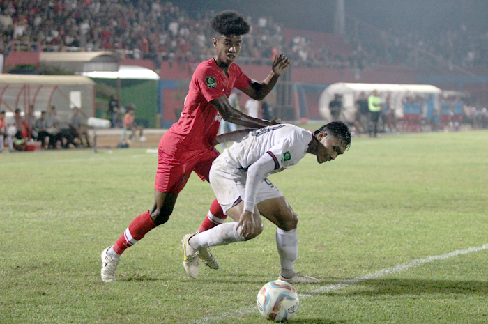 LEKAS BANGKIT: Penyerang Persijap Prince Patrick Kallon berusaha merebut bola dari pemain Persipa saat laga kandang di Stadion GBK Senin (19/9) lalu.