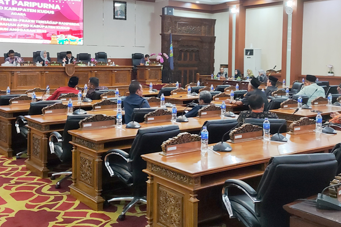 JADI SOROTAN: Kinerja Satpol PP Kudus mendapat kritik dari DPRD Kudus lantaran kurang tegas dalam penegakkan Perda Nomor 10 Tahun 2015.