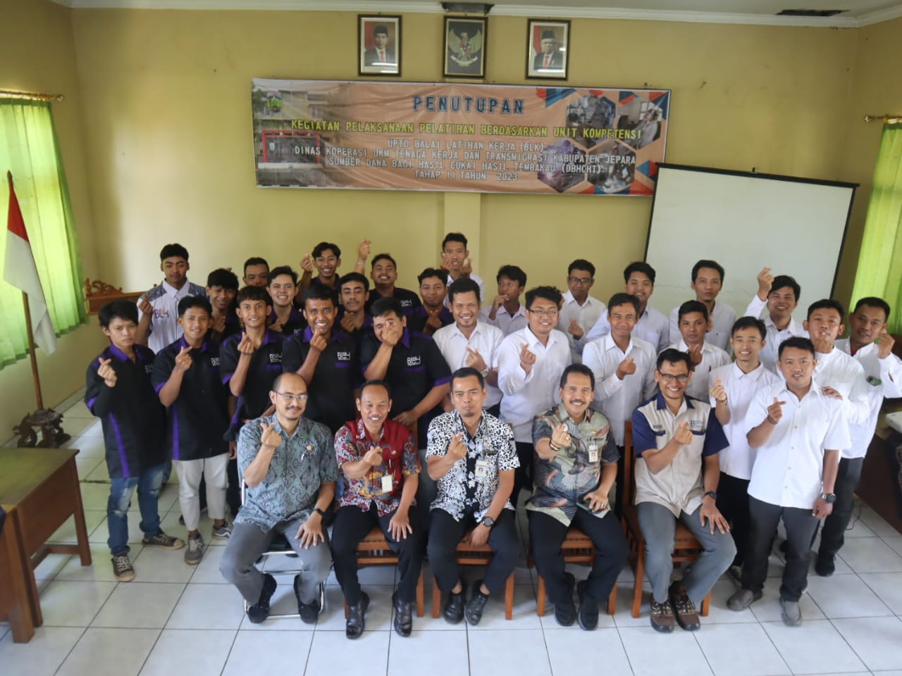 CERIA: Sekda Jepara Edy Sujatmiko foto bersama dengan para lulusan pelatihan kerja di BLK Jepara, Kamis (22/9).
