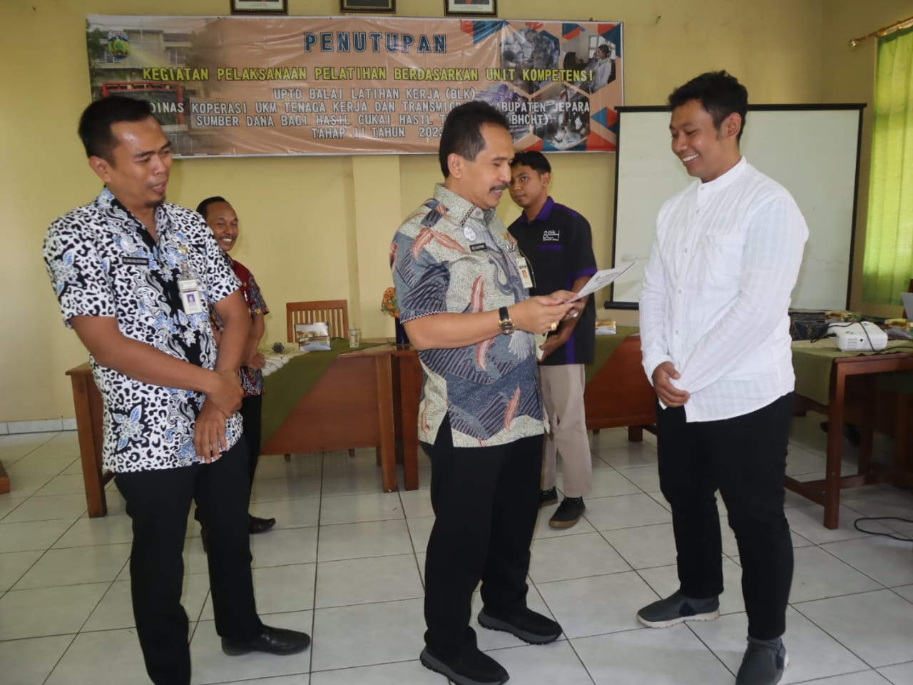 LULUS: Pemberian sertifikat kepada perwakilan peserta pelatihan kerja,&nbsp;Kamis (22/9).