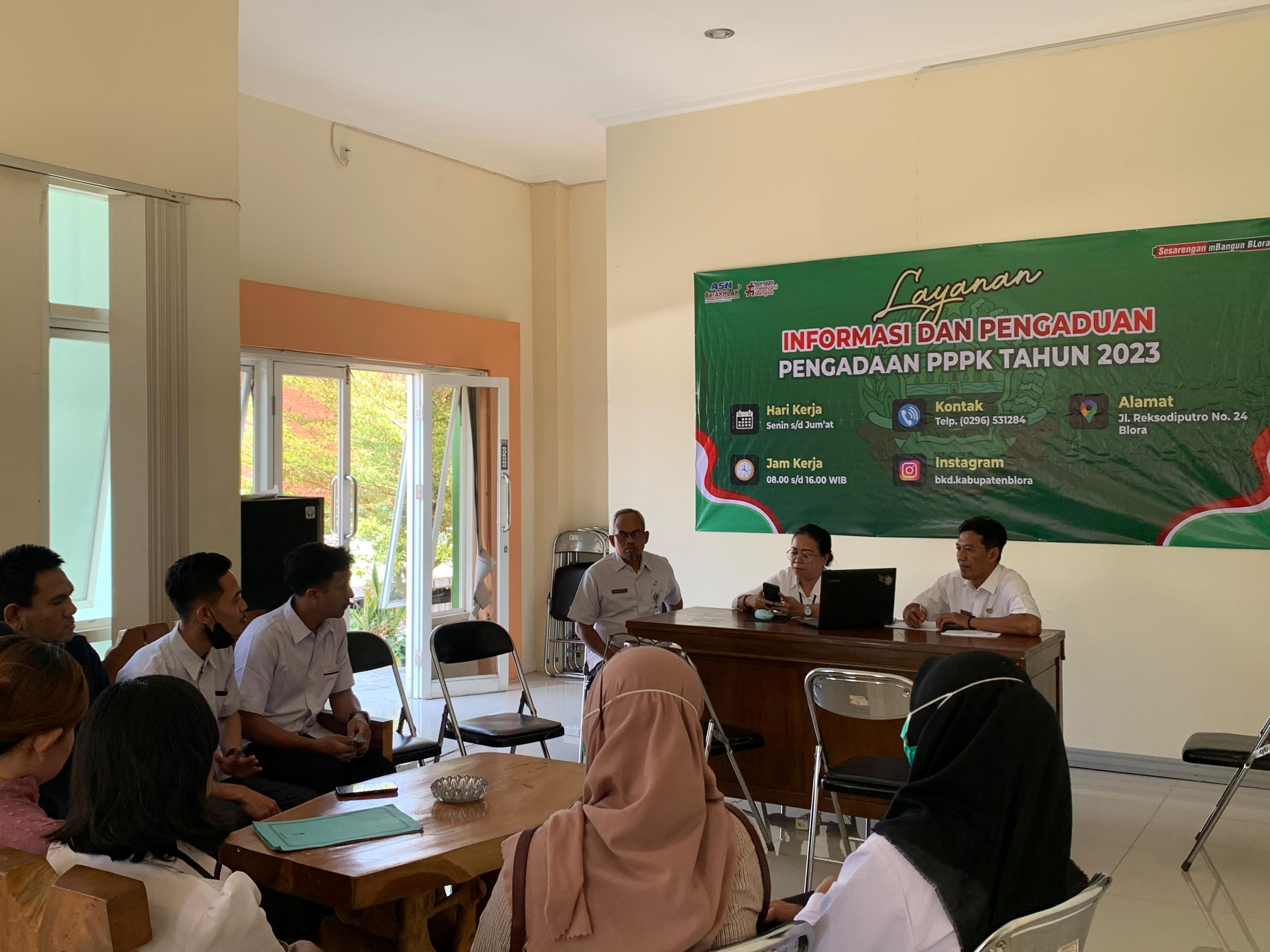 BUKA KONSULTASI: Kabid PPIK BKD Blora Achmad Toha bersama tim melayani konsultasi calon pelamar PPPK di helpdesk BKD Blora.