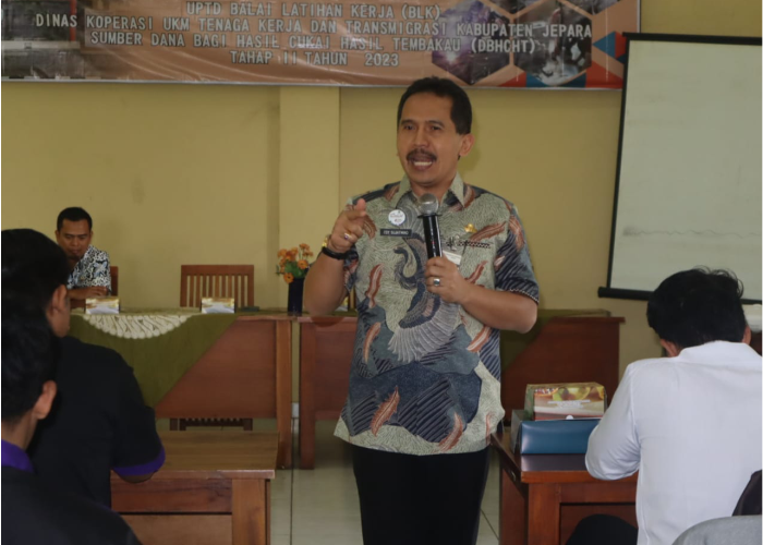 MOTIVASI: Sekda Jepara Edy Sujatmiko memberi arahan kepada peserta pelatihan kerja di BLK Jepara pada Kamis (21/9).