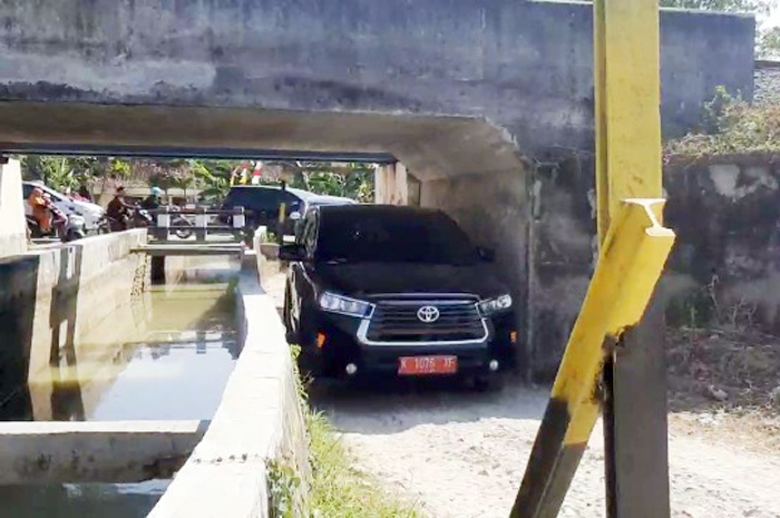 SEMPIT: Mobil pejabat Pemkab Grobogan saat melewati jalan satu-satunya menuju Desa Papanrejo Kecamatan Gubug yang diportal PT KAI Daop 4 Semarang.