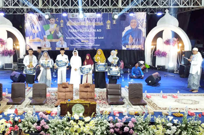 KHIDMAT: Ribuan warga melantunkan salawat bersama Habib Muhsin Al Aydrus di Lapangan Demangan, Kecamatan Tahunan (21/9).