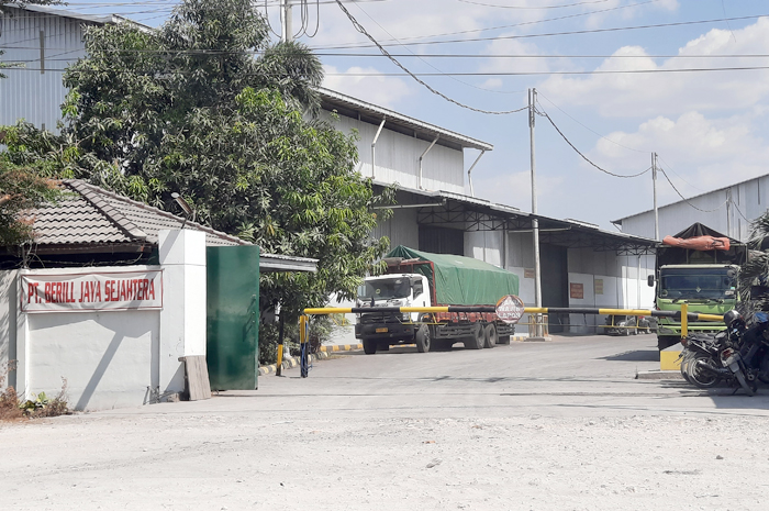 VERIFIKASI: Serikat Pekerja PT Berill saat bertemu dengan manajemen dan Disnakertrans Grobogan.