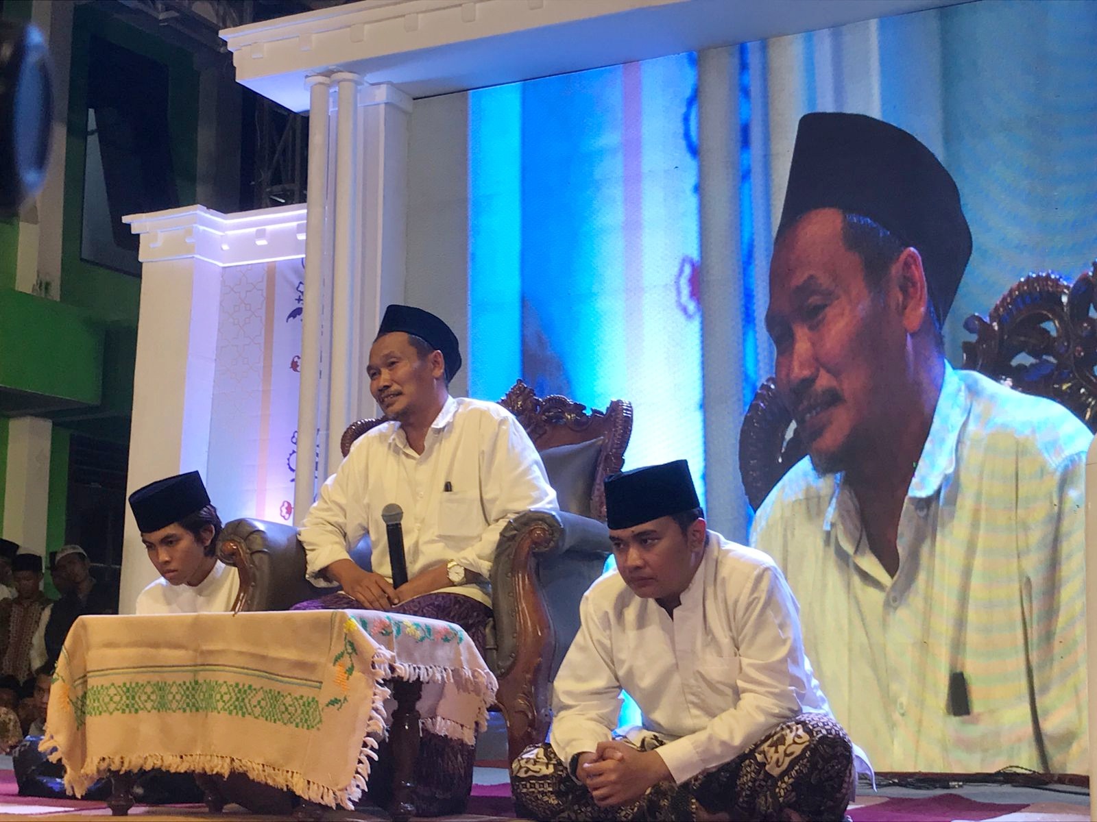 TAUSIYAH: KH Bahaudin Nursalim (Gus Baha) memberikan ceramah saat acara peringatan Maulid Nabi dan Haul Masayikh di Pondok Pesantren (Ponpes) Raudhatut Thalibin, Kamis (21/9) malam.