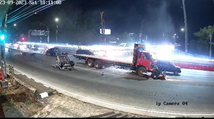 Video CCTV merekam detik-detik kecelakaan maut di exit tol Bawen