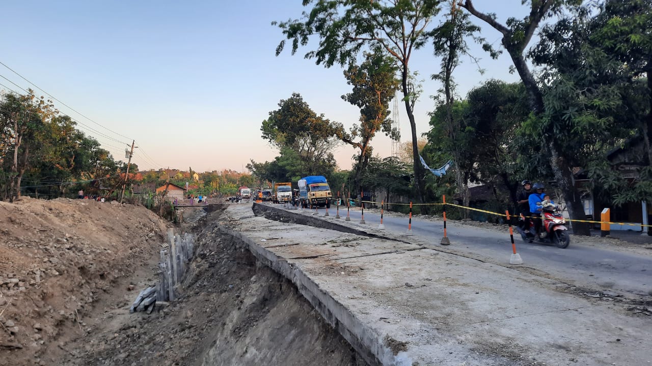 LONGSOR: Ruas jalan provinsi tepatnya di Jalan Purwodadi-Solo KM77+500 tepatnya di Desa Ledokdawan, Kecamatan Geyer longsor.