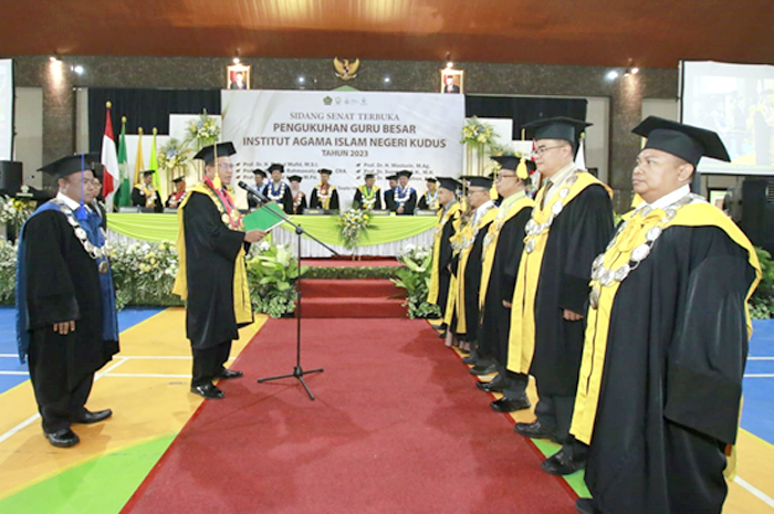 PENGUKUHAN: Rektor IAIN Kudus Prof. Dr. H. Abdurrahman Kasdi, Lc. M.Si mengukuhkan enam guru besar pada Sabtu (23/9) di GOR IAIN Kudus.