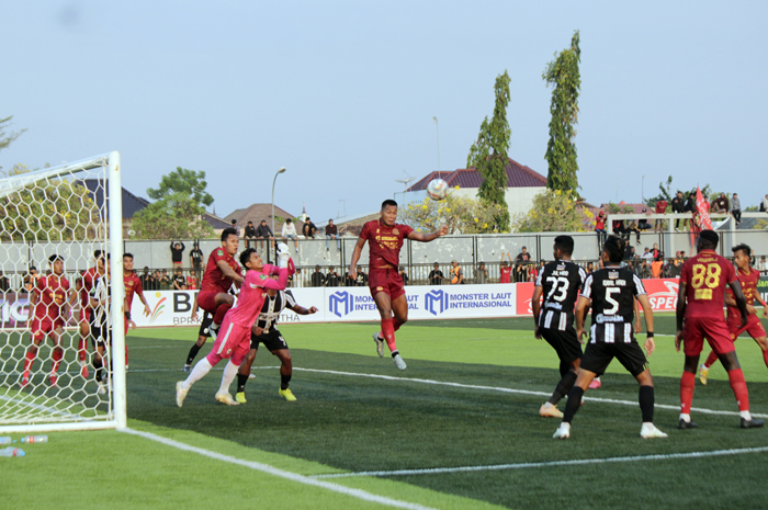 GOL PENYEIMBANG: Striker Persipa Rizki Novriansyah menyondol bola ke gawan PSCS Cilacap saat bermain di Stadion Joyokusumo Pati,  Minggu (24/9) sore.