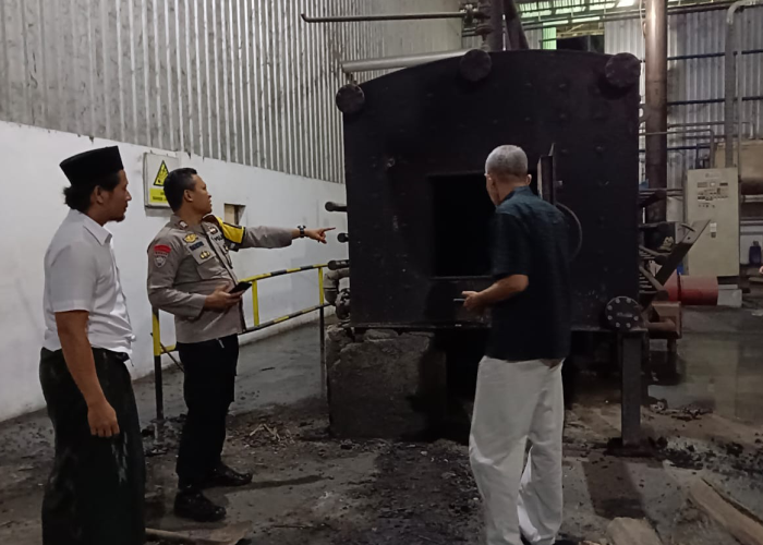 OLAH TKP: Petugas kepolisian menunjukkan mesin boiler yang meledak  di PT Holi Mina II Kragan Rembang baru-baru ini.