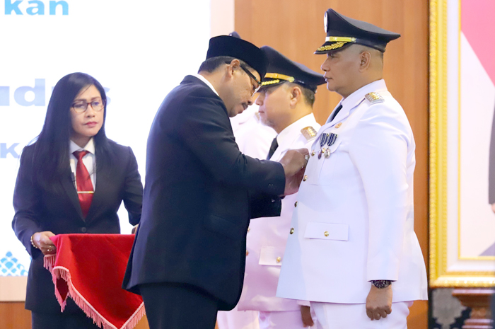 DILANTIK: Pj Bupati Kudus Bergas Catursasi Penanggungan (kanan) dilantik Pj Gubernur Jateng Nana Sudjana di Gedung Gradhika Bhakti Praja kemarin.