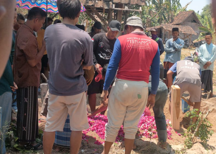 DIKEBUMIKAN: Proses pemalkaman Zaenal Arifin (34) satu dari lima korban meledaknya mesin boiler di PT Holi Mina II Kragan Rembangbaru-baru ini.