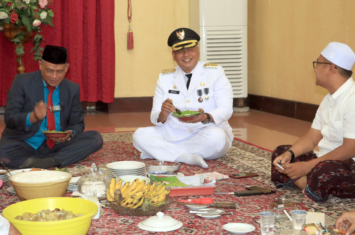SANTAI: Pj Bupati Kudus Bergas Catursasi Penanggungan (tengah) ramah tamah dengan pejabat dan tokoh masyarakat di pendapa kabupaten kemarin.