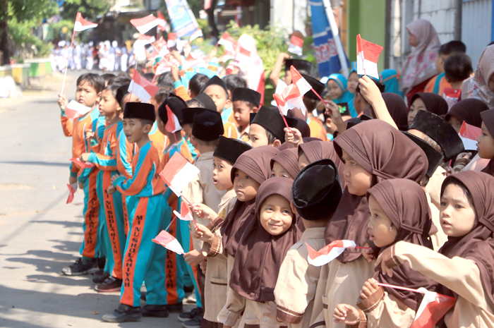 PRO-KONTRA: Anak-anak usia SD/MI mengikuti kegiatan saat pagi hari baru-baru ini. Ada wacana mereka akan mengikuti sekolah lima hari.