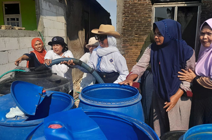 Farah Elfirajun AG (bertopi kuning) bersama Pengurus Cabang (BPC) Perhimpunan Hotel dan Restoran Indonesia Jepara mengirimkan bantuan air bersih untuk warga Kedungmalang.