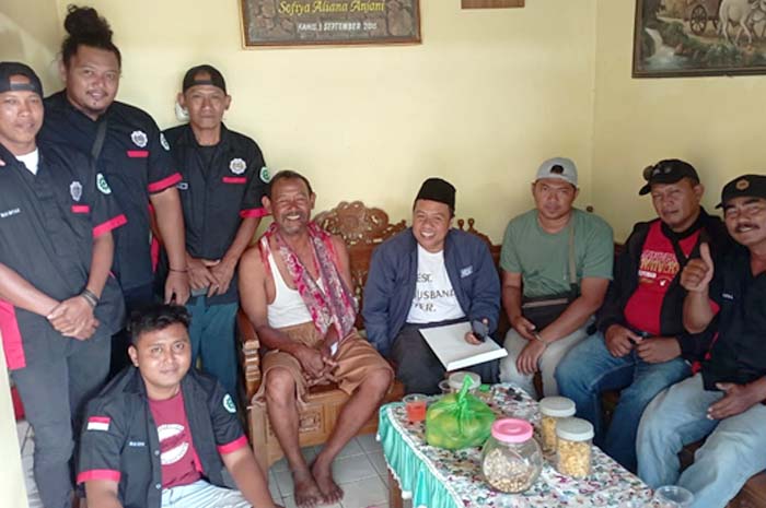 PENGANIAYAAN: Sopir truk korban penganiayaan dijenguk oleh teman sesama sopir di rumahnya kemarin.