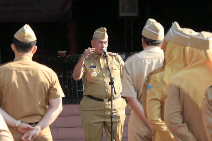 AJAK KOMPAK: Pj Bupati Kudus Bergas Catursasi Penanggungan memimpin apel pertama kalinya sebagai penjabat bupati Kudus di Pendopo Kudus kemarin.