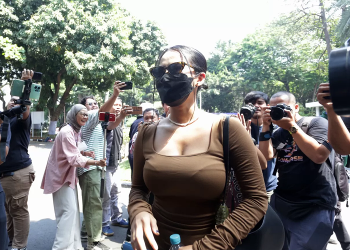 Fransiska Candra Novitasari atau Siskaeee menyapa awak media saat memenuhi panggilan Polda Metro Jaya, Senin (25/9/2023).