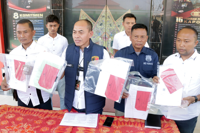 UNGKAP: Kasatreskrim Polres Blora AKP Selamet (tengah) saat menunjukkan barang bukti.