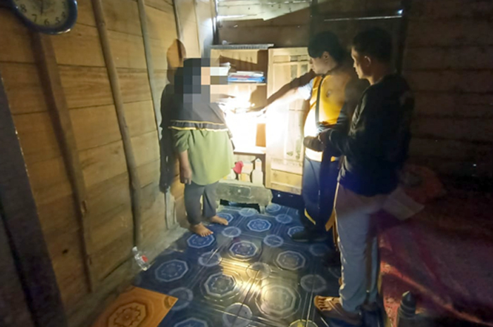 TUNJUKAN TKP: Anggota Polsek Gabus menunjukan lokasi tempat pencurian di rumah kosong Desa Banjardowo, Kecamatan Gabus, Rabu (27/9).
