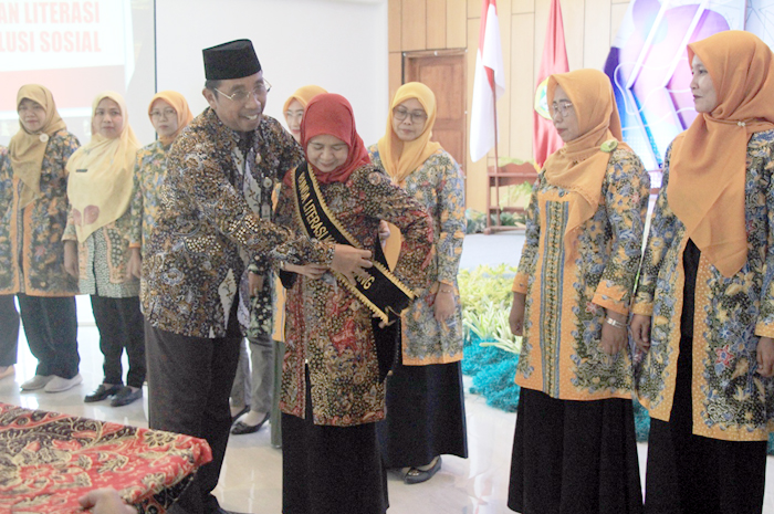 DIKUKUHKAN: Bupati Rembang, Abdul Hafidz didampingi Kepala Dinarpus Ahmad Shochan kukuhkan Bunda Literasi Kabupaten, bunda literasi Kecamatan kemarin.